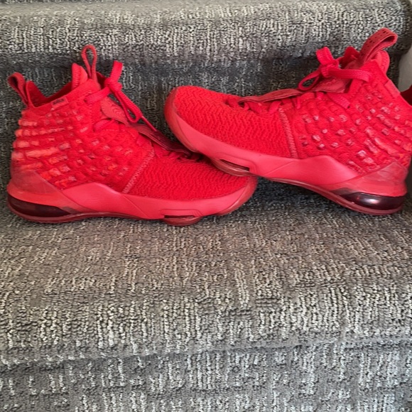 Boys Red Lebrons Size 5 - Picture 6 of 7